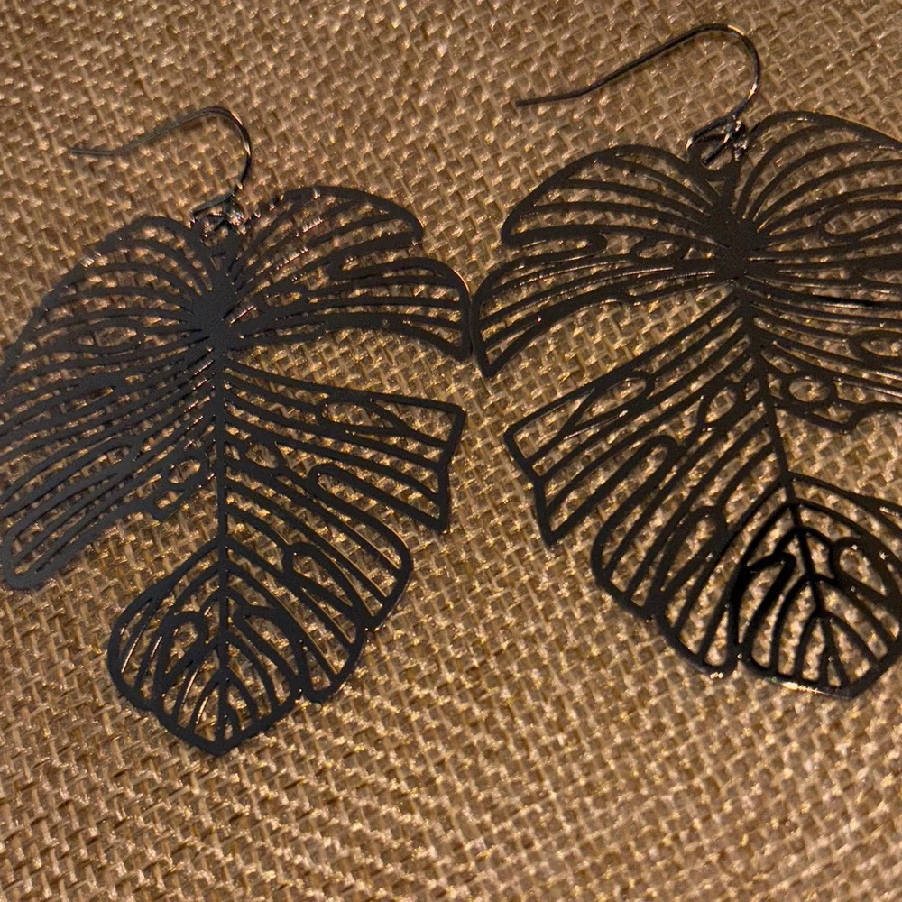 Elegant statement Silver Leaf Earrings - Picture 3 of 5